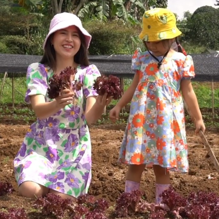 <p>Kedekatan Olivia Jensen dan Aurora pun membuat netizen kagum. Mereka pun menyebut Olivia adalah orang tua yang hebat karena bisa mengajarkan hal-hal baik pada sang anak. (Foto: Instagram: @oliviajensen)</p>