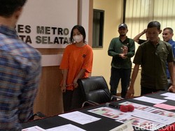 Potret Denisa Mahasiswi Penipu Tiket Coldplay Rp 1,2 M di Jaksel