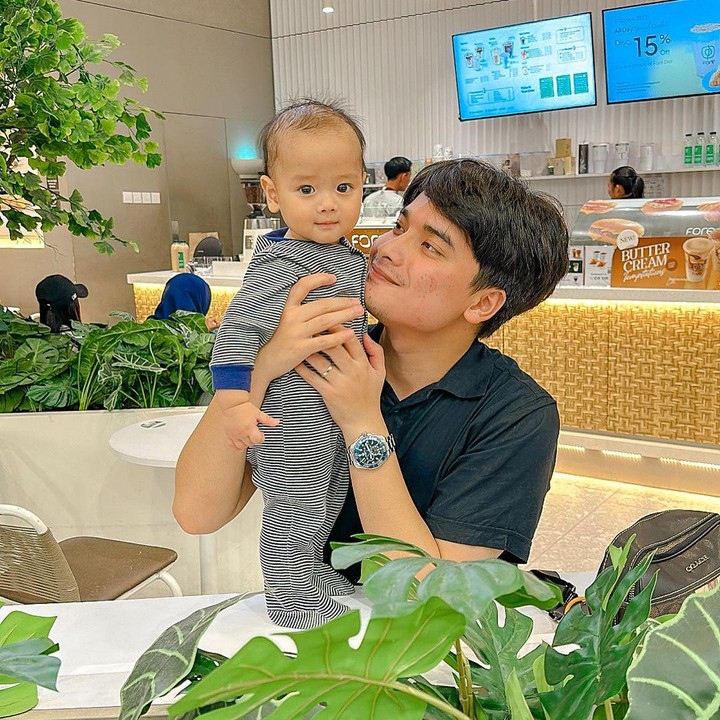 <p>"MasyaAllah Tabarakallah Mikail gemas banet muka kamu, Nak," tutur seorang netizen. "Terserah Mikail sajaaa dah posenyaa gemasssss," ujar netizen lainnya. (Foto: Instagram: @alvin_411)</p>