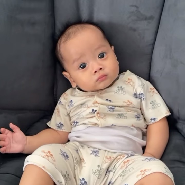 <p>Belum lama ini, Mikail baru saja merayakan ulang tahunnya yang pertama, Bunda. Di usia 1 tahun ini, Mikail sudah jago bergaya, lho. (Foto: Instagram: @alvin_411)</p>