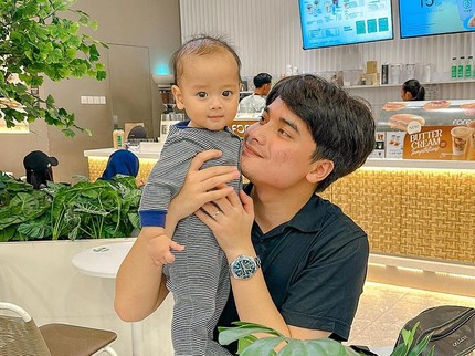 7 Potret Mikail Putra Henny Rahman & Alvin Faiz, Sudah Banyak Gaya di Usia 1 Tahun