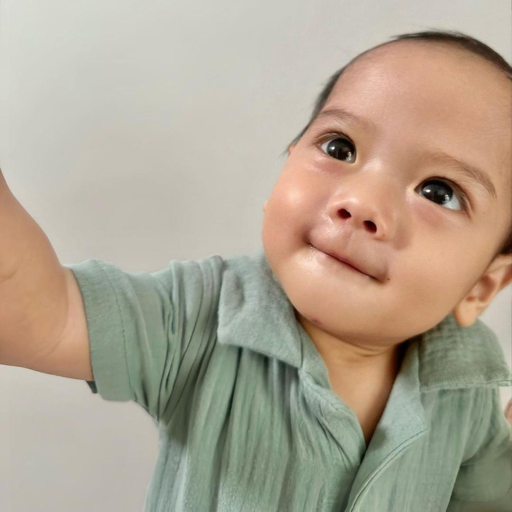 <p>Potret Mikail ini lantas menarik perhatian banyak netizen. Mereka pun menyebut Mikail memiliki wajah yang sangat menggemaskan. (Foto: Instagram: @hennyyrahman)</p>
