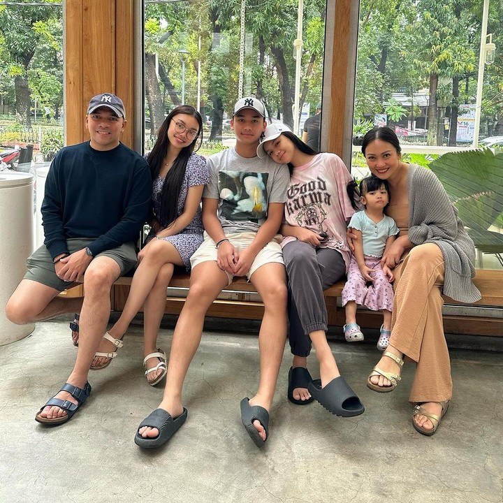 <p>Nola B3 menikah dengan Baldy Mulya Putra pada tahun 2004. Kebahagiaan keduanya pun semakin lengkap dengan kehadiran empat orang anak, Bunda. (Foto: Instagram: @riafinola)</p>