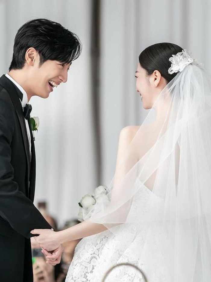 Through his personal Instagram page, Lee Sang Yeob finally shared several portraits of his wedding./ Photo: instagram.com/sangyeob