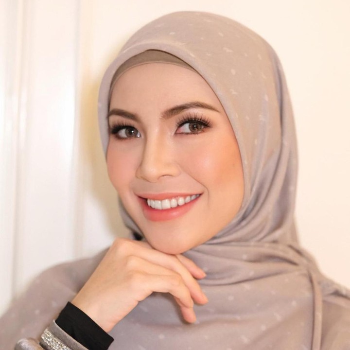 <p>Untuk Bunda yang ingin tampil simpel namun tetap memesona, kunci tampilan makeup ini terdapat pada bagian mata. Ratna Galih mengenakan <em>eyeliner</em> tipis di sepanjang garis mata bagian dalam. (Foto: Instagram @ratnagalih @victoria_makeupatelier)</p>