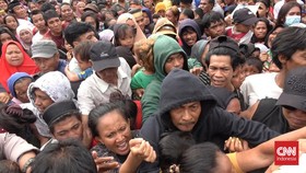 Ricuh Pembagian Zakat di Makassar, Warga Terjepit hingga Pingsan