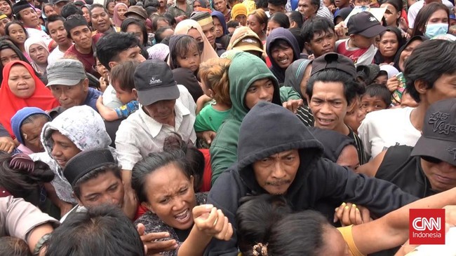Pembagian zakat di Makassar, Sulawesi Selatan, berlangsung ricuh hingga menyebabkan sejumlah warga jatuh pingsan.