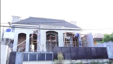 img-title Sudah 6 Tahun, 7 Penampakan Rumah Ayu Dewi Masih Tahap Pembangunan yang Diprotes Warga