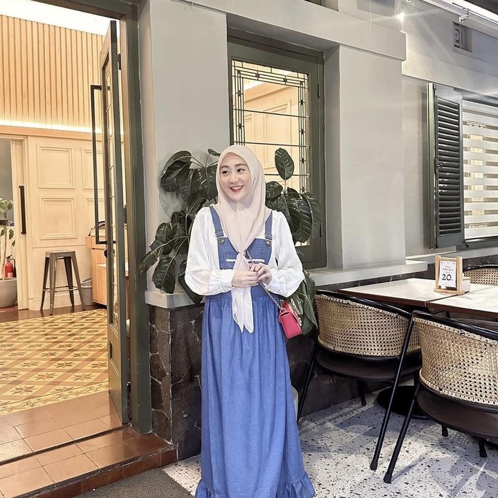 <p>Sambil menjalani kehamilannya, Larissa Chou atau Larissa Gunawan menyempatkan diri untuk berjalan-jalan ke kafe yang aesthetic lho. Tak lupa, Bunda kelahiran tahun 1996 ini juga mengambil foto outfitnya yang sangat modis. (Foto: Instagram @larissachou).</p>