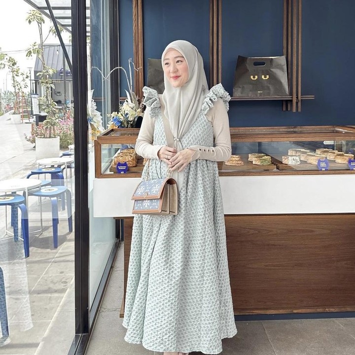 <p>Sebagai seorang ibu hamil, Larissa mengaku ia menjadi lebih sering mencamil makanan. Dalam akun Instagram pribadinya, Larissa juga menulis harapan pada dirinya sendiri nih, Bunda. “<em>Please take care of yourself,</em>” ujarnya. (Foto: Instagram @larissachou).</p>