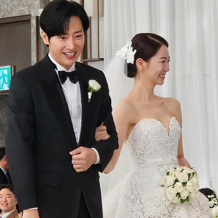 <p>Sebelumnya tidak pernah dipublikasikan, wajah cantik istri Lee Sang Yeob akhirnya terungkap setelah pesta pernikahannya diadakan di hari yang cerah tersebut. (Instagram @fuxtom)</p>