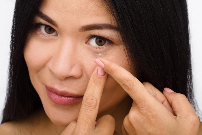 8 Kesalahan Penggunaan Lensa Kontak yang Dapat Merusak Mata