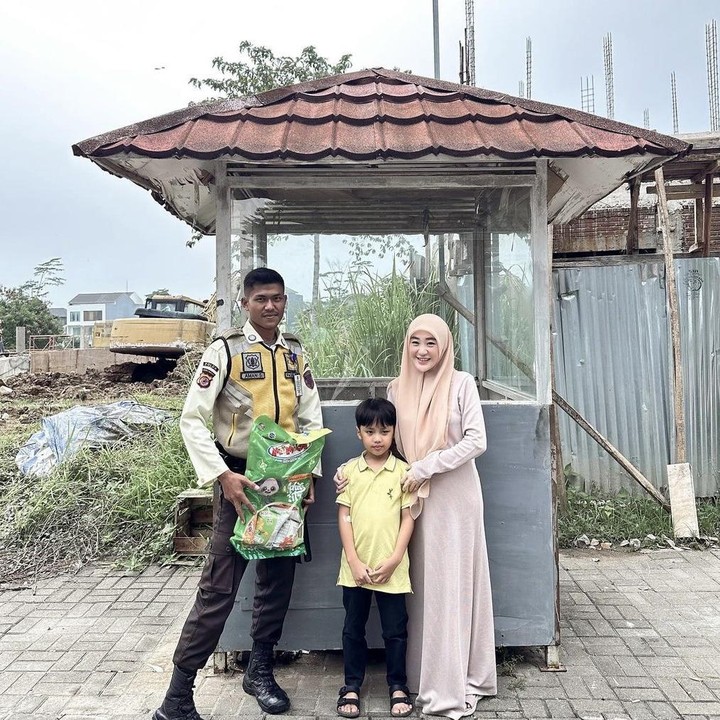 <p>Sembari menunggu calon anaknya, Larissa dan anak sulungnya Yusuf menyempatkan untuk berbagi makanan ke tempat sekitar, lho. Semoga, Larissa Chou dapat menjalani kehamilan dengan sehat dan lancar sampai persalinan ya, Bunda. (Foto: Instagram @larissachou).</p>