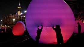 FOTO: Telur-telur Emosi Manusia Berpendar di Hong Kong