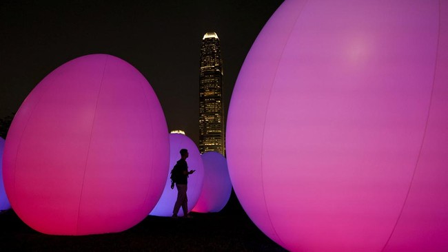 FOTO: Telur-telur Emosi Manusia Berpendar di Hong Kong