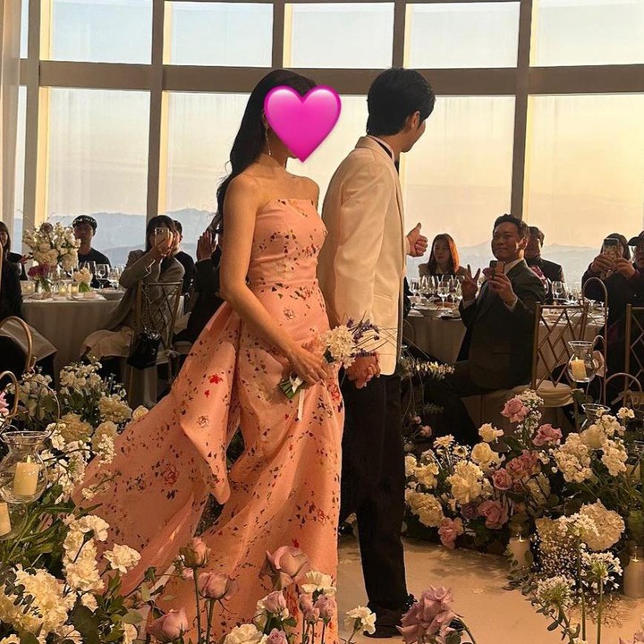 <p>Suasana aula pernikahan Lee Sang Yeob terlihat sangat mewah dan elegan, dengan pemandangan langit senja dan hiasan bunga cantik di sepanjang altar pernikahan. (Instagram @lejardinflower)</p>