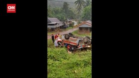 VIDEO: Ambulans Bawa Pasien Terjun Bebas dari Jembatan di Maros