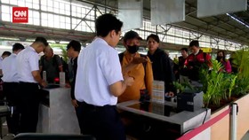 VIDEO: Stasiun Pasar Senen Ramai Pemudik Pulang Kampung Lebih Awal