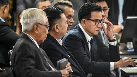 Anies-Imin Jabat Tangan Yusril, Otto dan Hotman Cs Jelang Sidang MK
