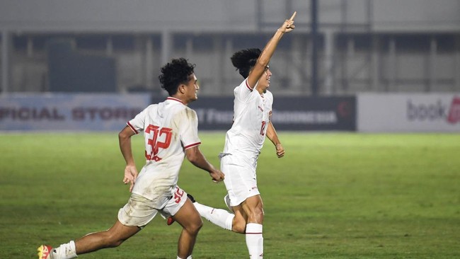 Ji Da Bin mencetak gol indah dalam pertandingan persahabatan Timnas Indonesia U-20 vs China di Stadion Madya, Jakarta, Senin (25/3).