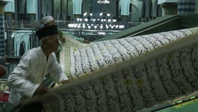 FOTO: Penampakan Alquran Raksasa Koleksi Masjid di Penjuru Nusantara