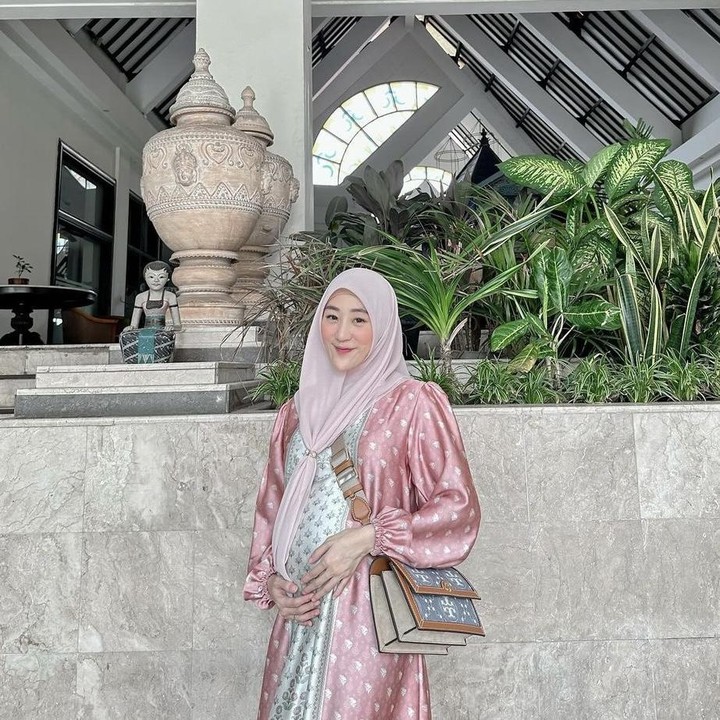 <p>Unggahan perempuan asal Cirebon selama masa kehamilannya ini juga menuai banyak komentar positif dari para warganet, Bunda. Banyak warganet yang mengatakan bahwa aura Larissa Chou semakin terpancar saat menjadi ibu hamil. (Foto: Instagram @larissachou).</p>