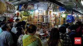 FOTO: Ramai-ramai Berburu Kue Kering di Pasar Jatinegara