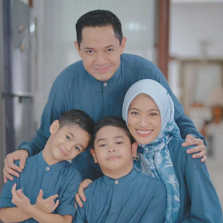 <p>Tak kalah kompak, gaya busana Alyssa Soebandono dan Dude Harlino pada hari Lebaran juga bisa dijadikan sebagai inspirasi. Mereka mengenakan <em>blouse</em> dan baju koko berwarna biru polos. Keduanya juga mengajak anak-anak mengenakan busana yang sama. (Foto: Instagram @ichasoebandono)</p>