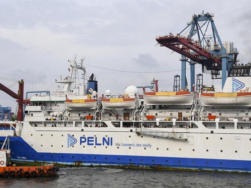 Kapal Tunda mendorong KM Bukit Raya yang akan bersandar di Pelabuhan Penumpang Tanjung Priok, Jakarta Utara, Selasa (26/3/2024). Menurut petugas, keberangkatan penumpang yang menggunakan dua kapal PT Pelayaran Nasional Indonesia (Pelni) mengalami ken