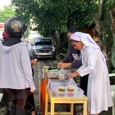 Biarawati di Sukabumi Jualan Takjil di Pinggir Jalan: Dijamin Halal