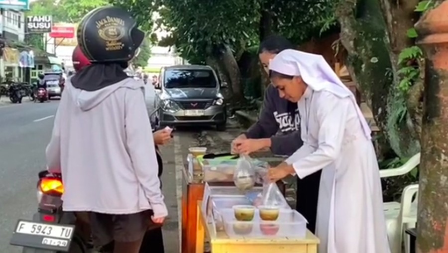 Biarawati di Sukabumi Jualan Takjil di Pinggir Jalan: Dijamin Halal