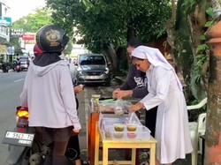 Biarawati di Sukabumi Jualan Takjil di Pinggir Jalan: Dijamin Halal