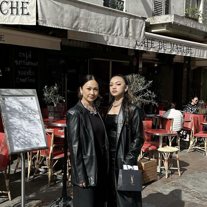 <p>Bunda, itulah potret Riafinola yang tengah menemani putri sulungnya Naura Ayu untuk pergi ke Paris. Meski anaknya yang satu ini sudah beranjak dewasa, Nola tetap sigap mendampinginya bekerja dan tak lupa untuk mengASIhi Nakeya yang berada di Tanah Air. Patut diapresiasi ya, Bunda. (Foto: Instagram @riafinola).</p>