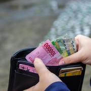 Sudah Tahu? Ternyata Ini Awal Mula Tradisi Bagi-bagi Uang THR Saat Lebaran di Indonesia