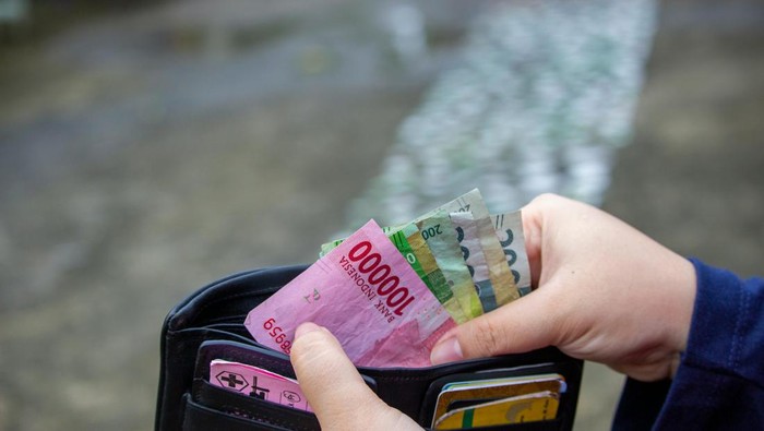 Sudah Tahu? Ternyata Ini Awal Mula Tradisi Bagi-bagi Uang THR Saat Lebaran di Indonesia