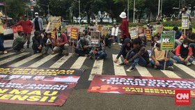Massa Aksi Pro dan Tolak Pemilu Bentrok di Patung Kuda Jakpus