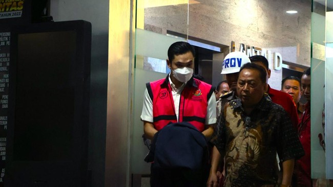 DPR menyebut komisaris PT Timah makan gaji buta karena membiarkan korupsi yang tengah mengguncang BUMN tersebut. Korupsi menyeret suami Sandra Dewi.