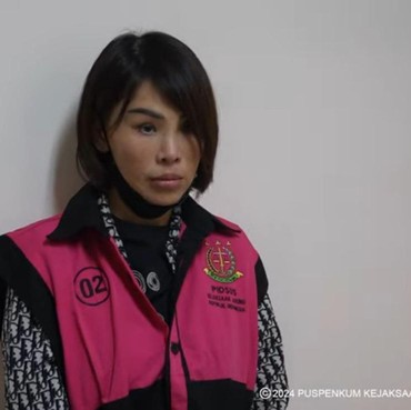 Jadi Tersangka, 7 Potret Helena Lim Pakai Kemeja Dior Rp29 Juta Dilapisi Rompi Tahanan