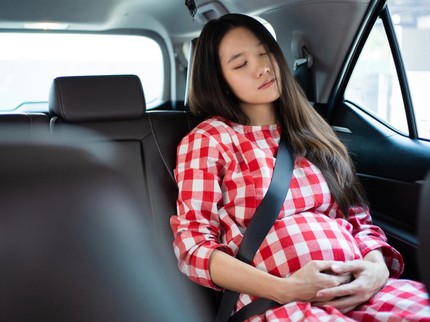 Cerita Bunda Bagikan Akta Kelahiran Anak yang Unik karena Melahirkan di Mobil