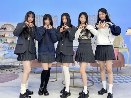 7 Inspirasi Outfit Girly ala Member ILLIT, Super Gemas Bun!