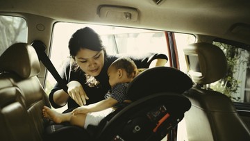 AMATI KEBIASAAN BAYI HINGGA BERIKAN VAKSIN