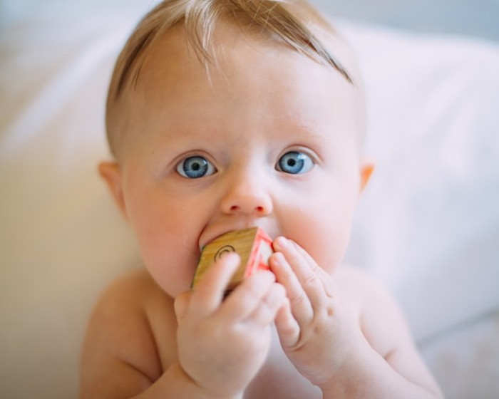5 Bahaya Sentuh dan Cium Bayi Sembarangan, Wajib Tahu!