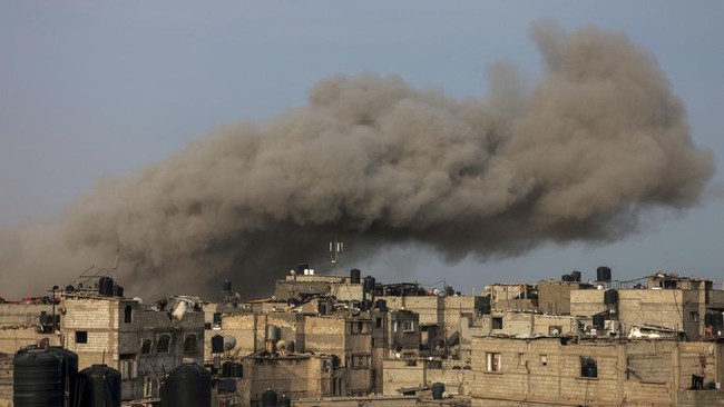 Tank-tank Israel dilaporkan mulai memasuki Kota Rafah, selatan Jalur Gaza, Palestina, Selasa (7/5) pagi.