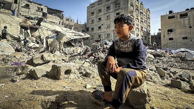 Badan PBB sebut ada puluhan juta ton puing yang berserakan di Gaza akibat enam bulan agresi Israel. 