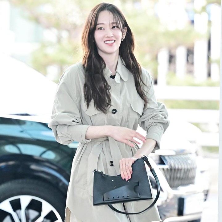 <p>Tak sampai di sana, penampilannya semakin sempurna dengan Cross Body Bag Snatched Hobo hitam. (Foto: Instagram @wjswhdtj94)<br /><br /><br /></p>