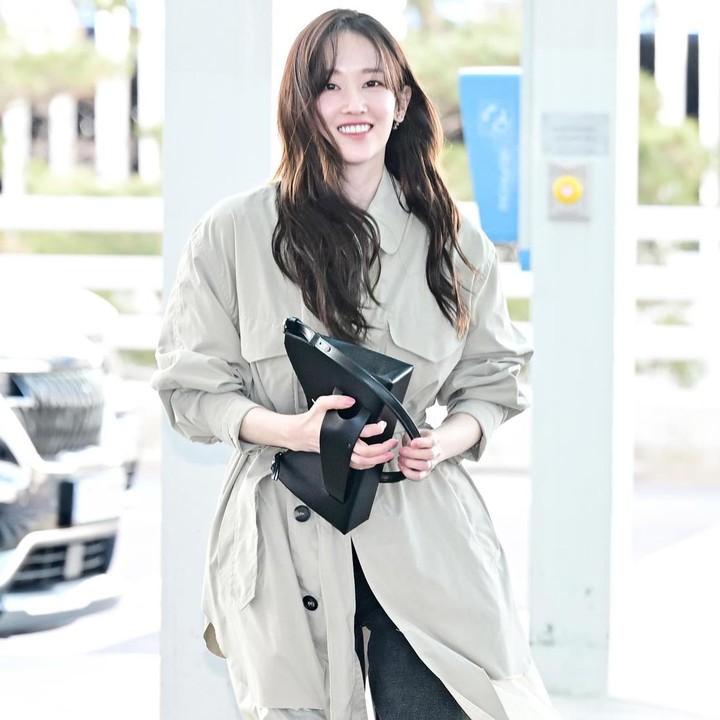 <p>Jeon Jong Seo juga dikenal sebagai Rachel Jun, adalah aktris Korea Selatan yang membintangi drama <em>Wedding Impossible</em>, Bunda. Beberapa waktu yang lalu, ia membagikan potret airport fashion saat akan terbang ke Paris. (Foto: Instagram @wjswhdtj94)<br /><br /><br /></p>