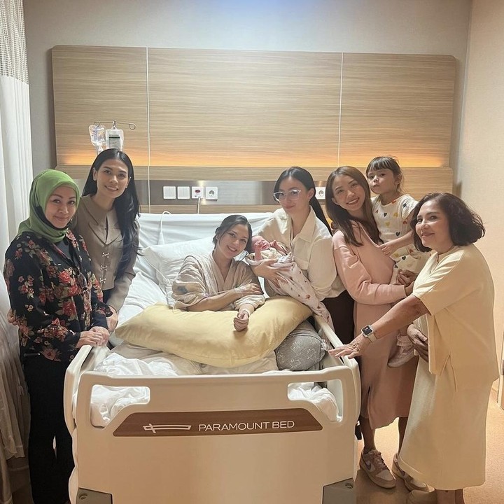 <p>Kedekatan Mila dan Andah juga terlihat saat ia mengunjungi Mila yang baru saja melahirkan anak pertamanya di rumah sakit. “Congratulations adekk @jscmila sekarang udah ada malaikat kecil yang cantik,” tulis Asmirandah. (Foto: Instagram @asmirandah89).</p>