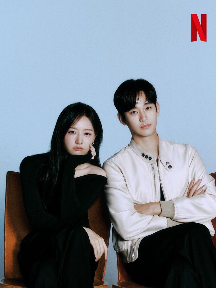 Dalam pemotretan kali ini, Kim Ji Won tampil dengan gaya anggunnya. Sementara, Kim Soo Hyun menampilkan pesona karismatiknya./ Foto: instagram.com/netflixkr