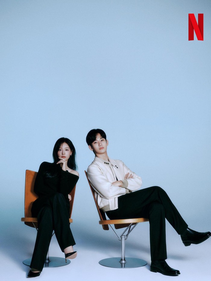 Pada Rabu, (27/3), Netflix Korea membagikan beberapa potret Kim Soo Hyun dan Kim Ji Won dalam photoshoot terbaru mereka./ Foto: x.com/netflixkcontent