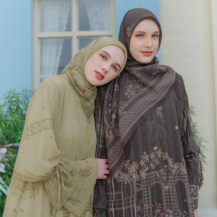 <p>Dewi Sandra yang kini sudah berhijrah juga memiliki bisnis busana Muslimah, Bunda. Ia meluncurkan label busana bernama Doa Indonesia. Di bulan Ramadhan kali ini, Dewi juga mengeluarkan berbagai karya terbarunya. (Foto: Instagram @doa.indonesia)</p>